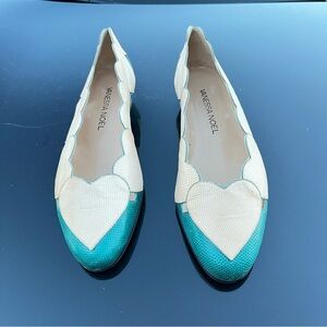 Vanessa Noel Leather Cream & Teal Heart Vintage Pumps in EUC‎ SZ 9 made in Italy